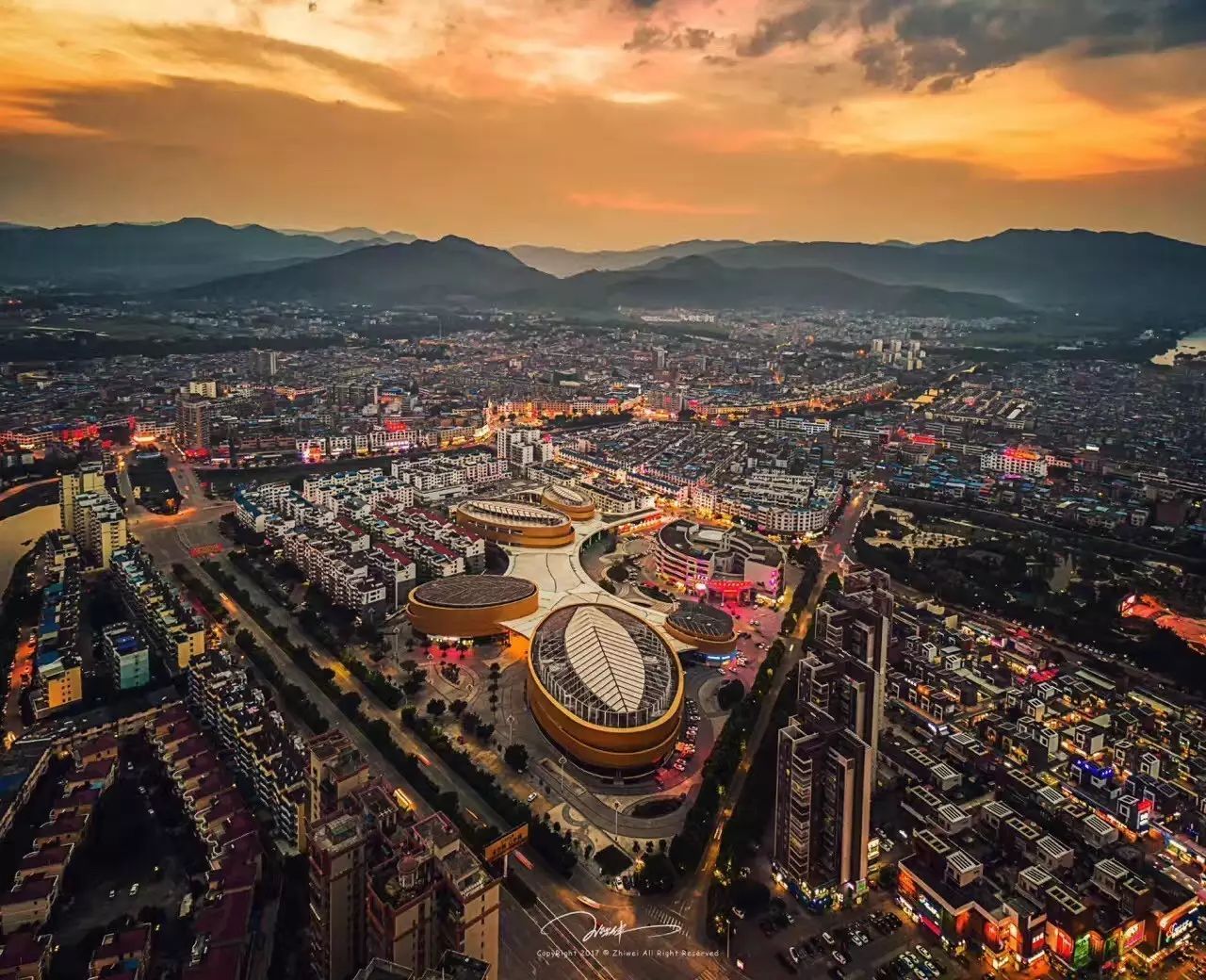 当我们来到龙南县城采风时,耳闻"廖半城之说",让我想到老师丶同事