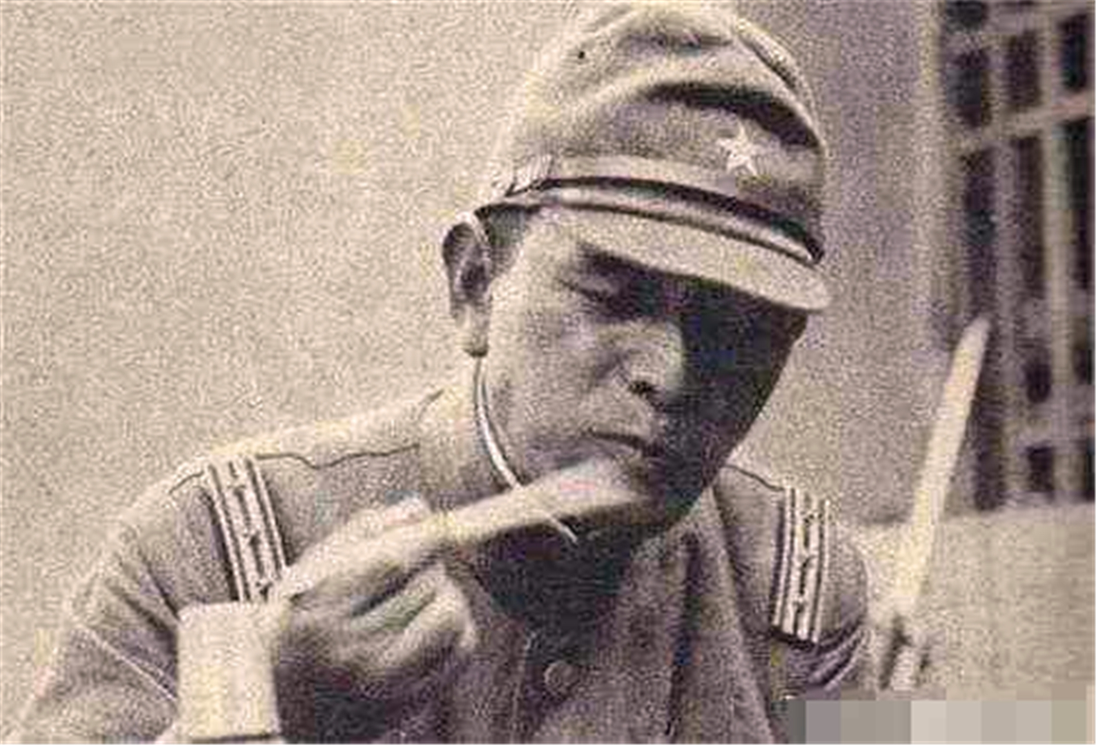 山东医生坚持免费给穷人看病,妻子临终前问:你是不是日本逃兵?