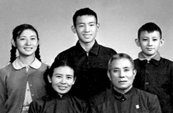 民国战地记者,15岁有初恋,21岁结婚,妻子为成全他选择离婚