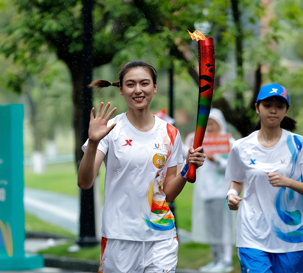 女神梦幻联动!吴艳妮合影1米87女排最美接应显娇小:大运会冲冠