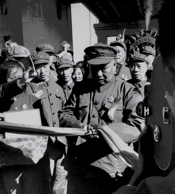 总政副主任傅钟主动示好许世友遇冷,扭头就走,说:牛上天了不得