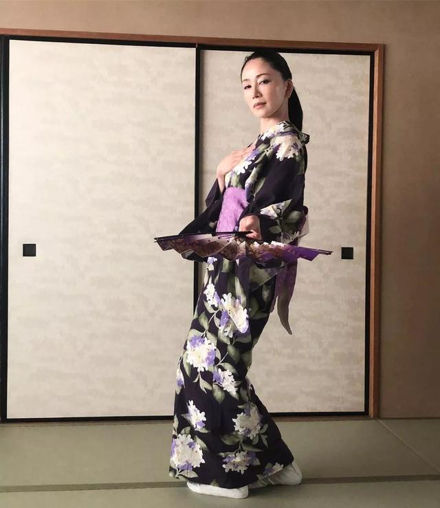 52岁坂村薰:日本美魔女大赛的冠军得主,奶奶的年纪,孙女的身材