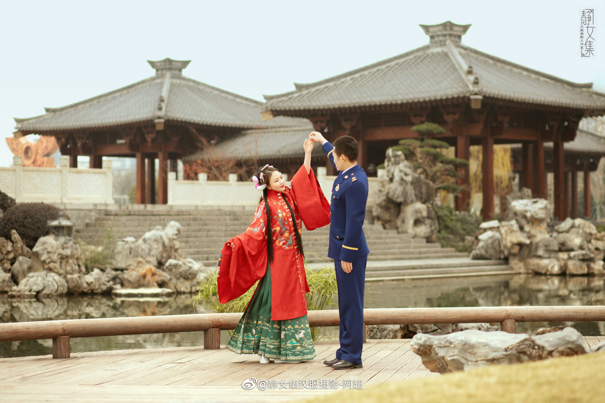 当"军装蓝"遇上"汉服红",好一个铁汉柔情,太让人羡慕了