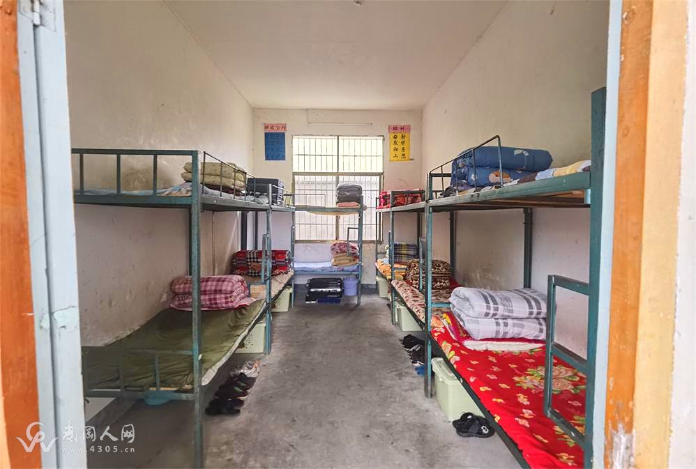 武冈的学生宿舍如何?来,一起走进湾头桥镇中学的男女生宿舍