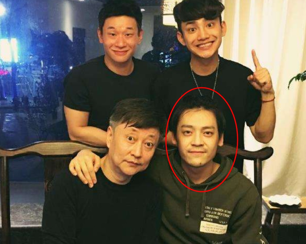 演"岳不群"成名!64岁坚持拍戏的巍子,曾掐掉儿子生活费