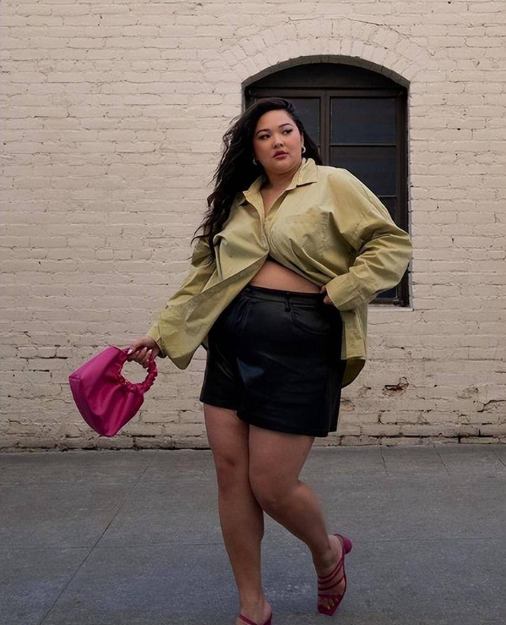 诺埃尔(noelle)是一位多才多艺的大码模特,她以其多样化的内容和独特