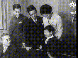 日本德仁天皇小时候好活泼,在沙发上上下跳跃,惹得众人开心不已