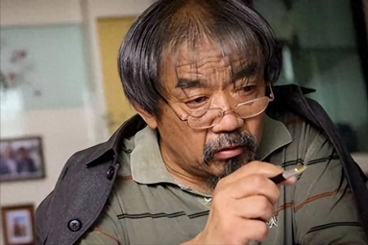 但是尚铁龙很是受到周边同学的喜欢,大家还亲切称他一句"班叔".