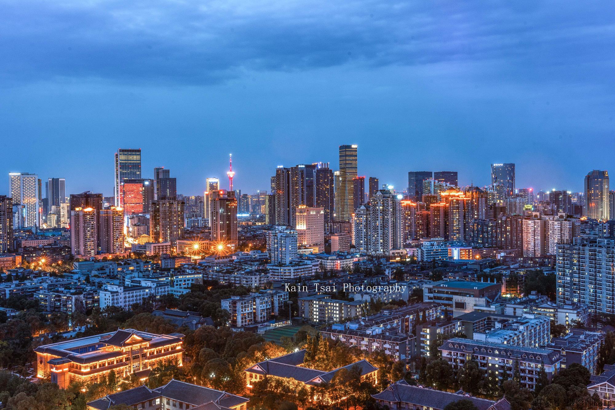 鏡頭中的成都夜景,沒有太多的彩色燈光,遊客說像是東京