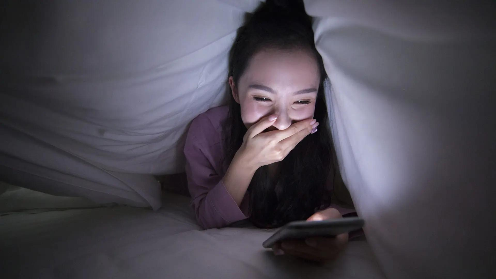 晚上关灯玩手机,久了会怎样?