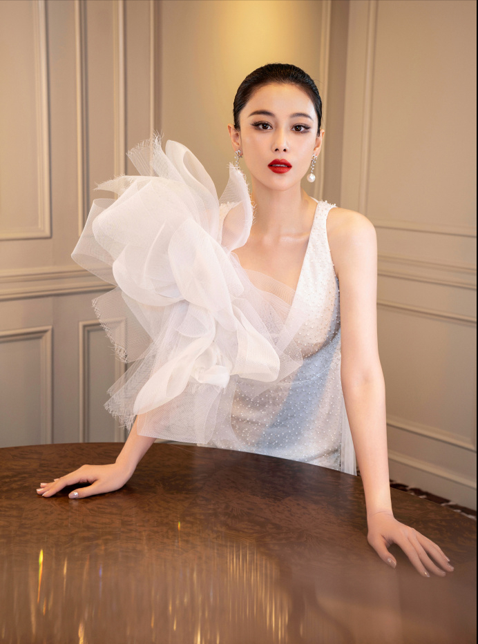 张馨予拍摄写真,穿着大胆秀事业线,因身份被吐槽穿着不得体