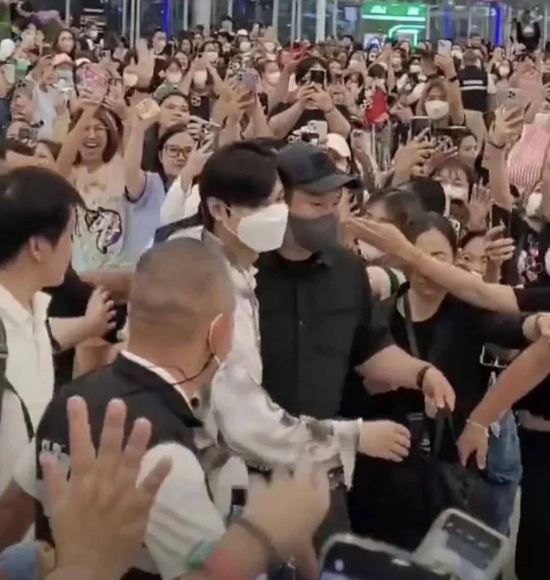 36岁李敏镐近况曝光,脸部浮肿出现大叔感,被粉丝包围人气不减