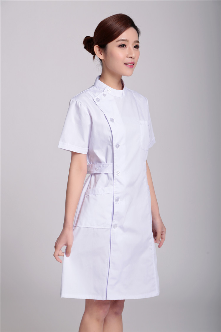 高校女医穿白褂黑丝引争议,"校医媛"火上热搜,评论区却变了味