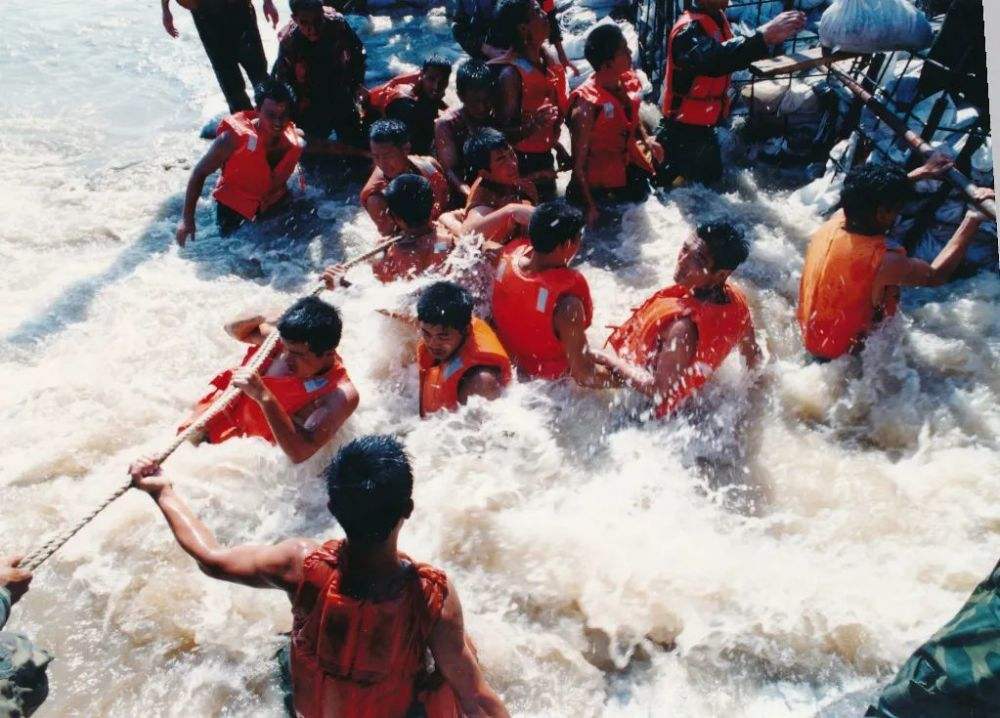 1998年8月1日,湍急的洪水冲毁了江珊的家园,奶奶牢牢地把她抱在怀里