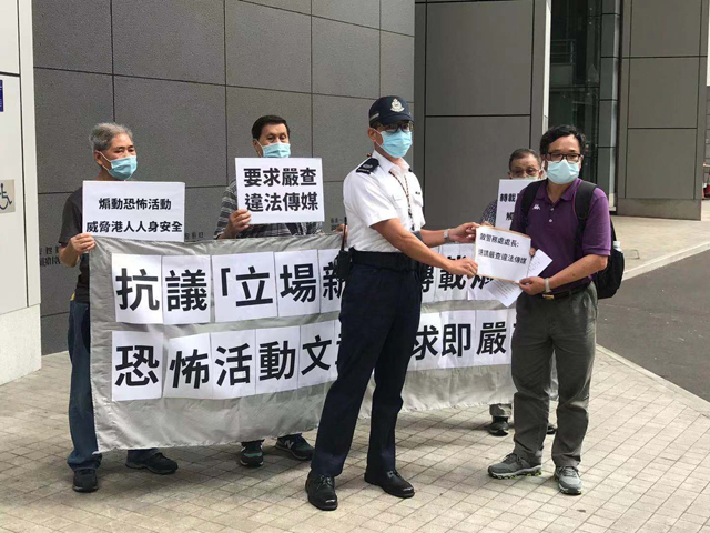 很快,6月19日"壹传媒"行政总裁张剑虹,总编辑罗伟光被囚车押往西九龙