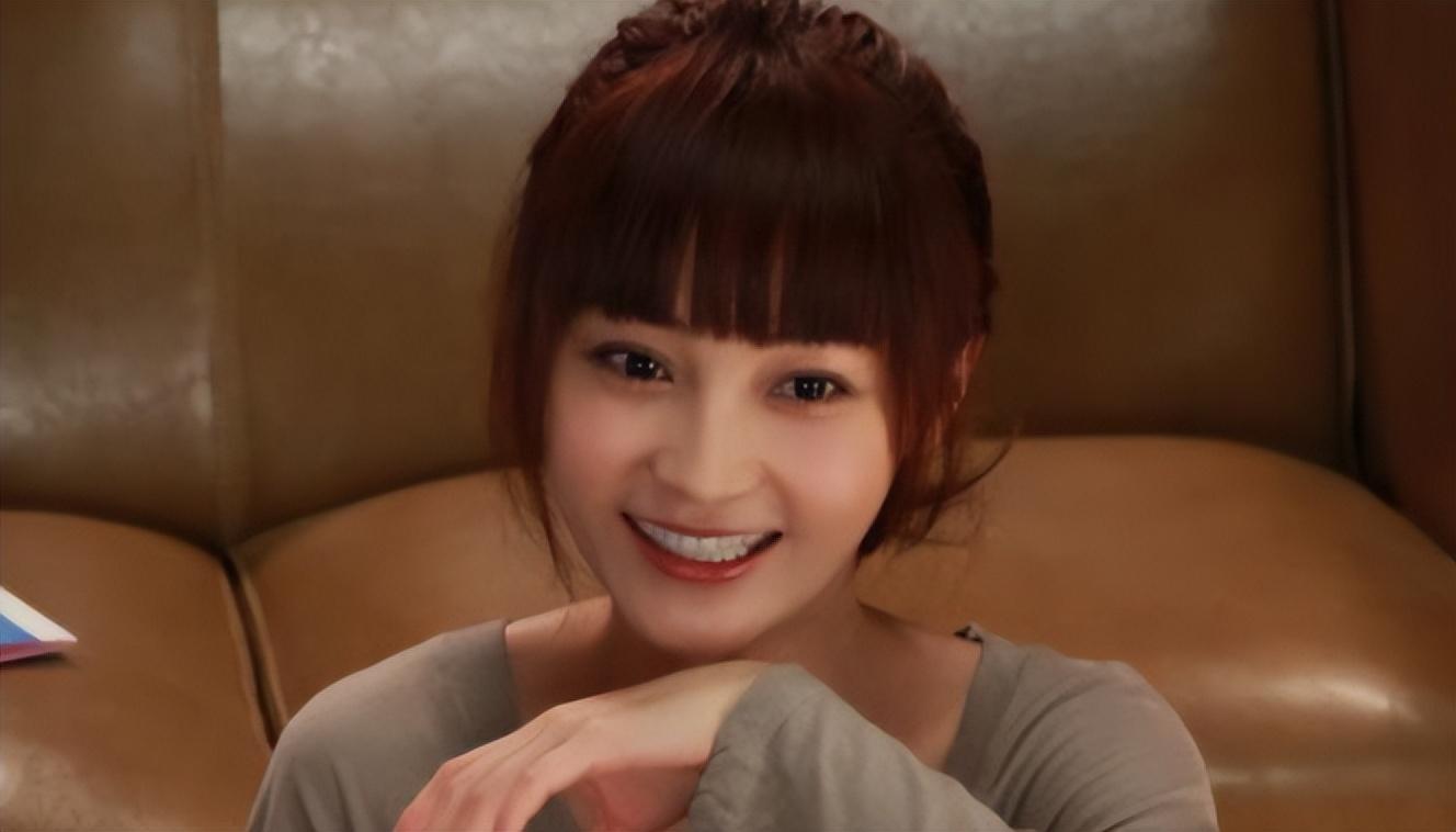 姚笛豪放剪齐肩短发焕然新生颓废化身华丽转身