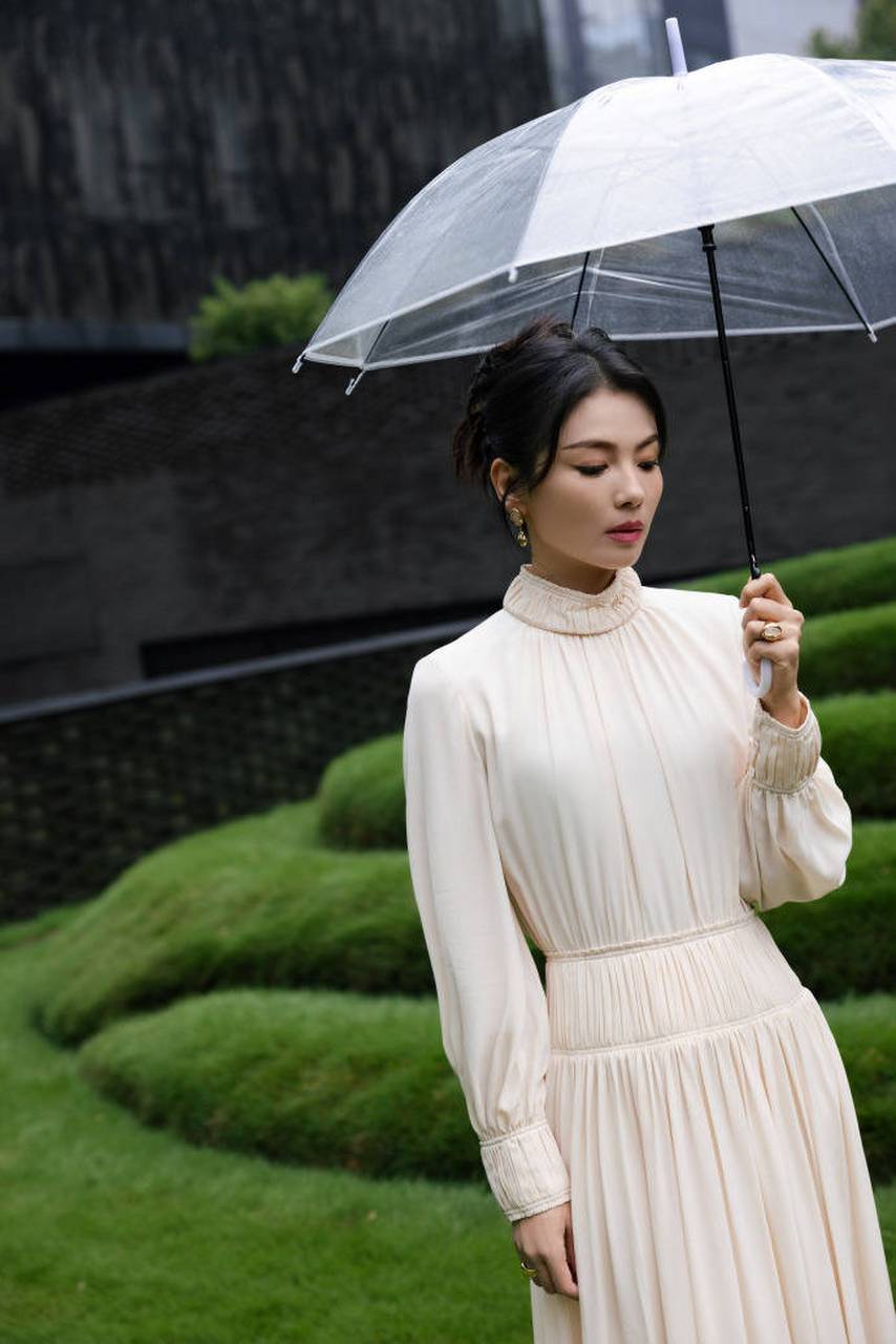 刘涛身穿白裙优雅撑伞 盘发漫步展现知性魅力