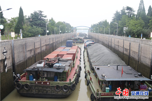 江苏泗阳船闸及时打捞碍航物确保船闸运行安全