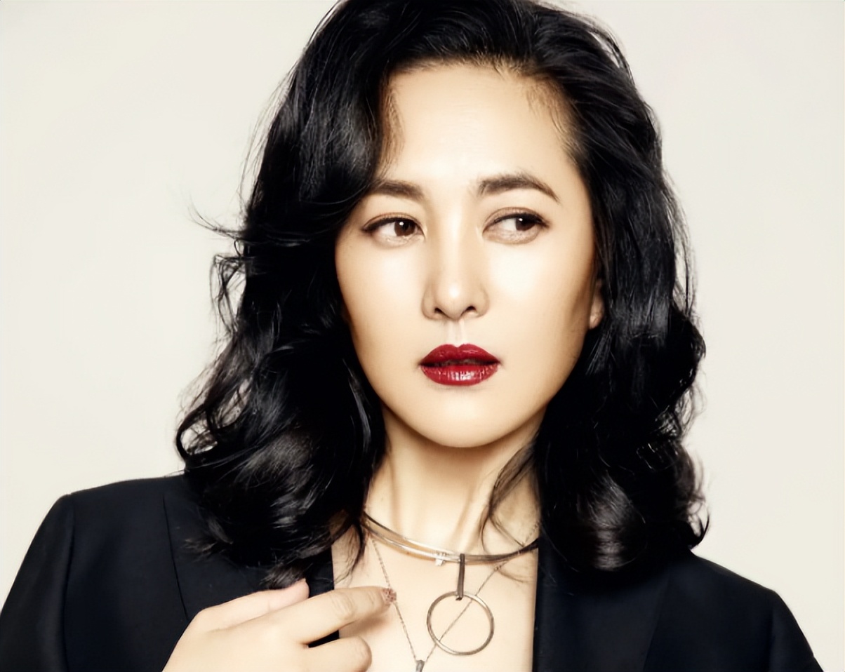 王菁华:被称为大众情人,跟常戎分手后,50岁还没找到归宿