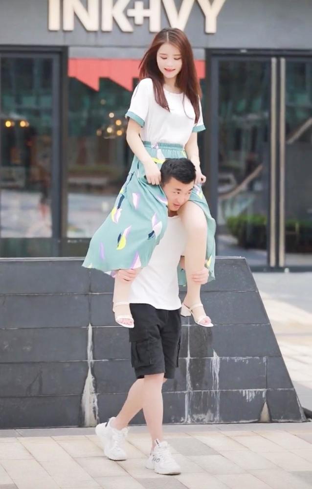 女友穿高跟鞋骑男子头上,大街小巷大秀恩爱:我带你去撒狗粮!