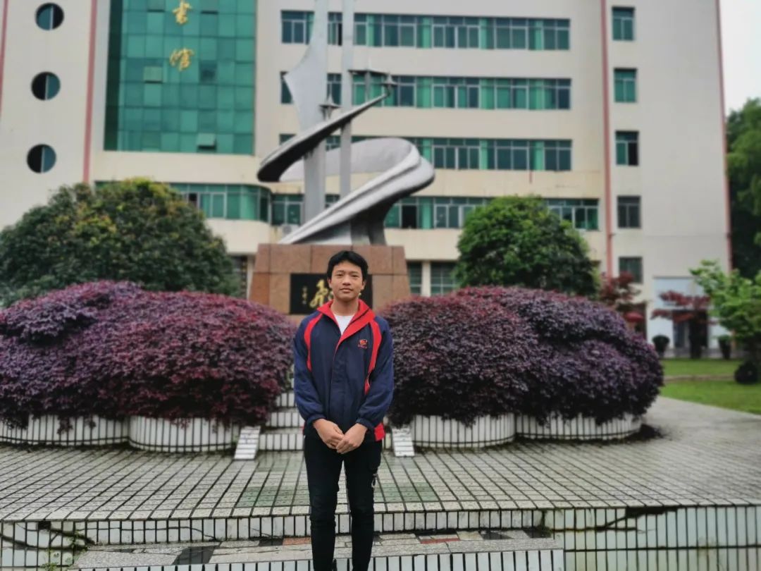 隆回二中卿基皓同学被录取为空军飞行员!