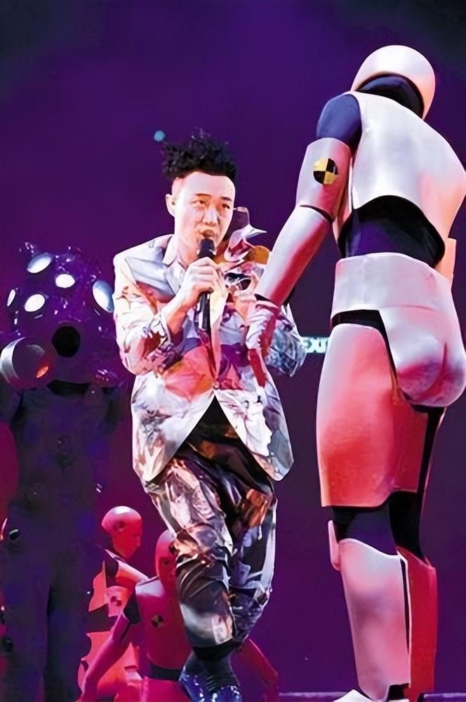49岁陈奕迅病愈后现身上海全程国语举办演唱会座无虚席人气高