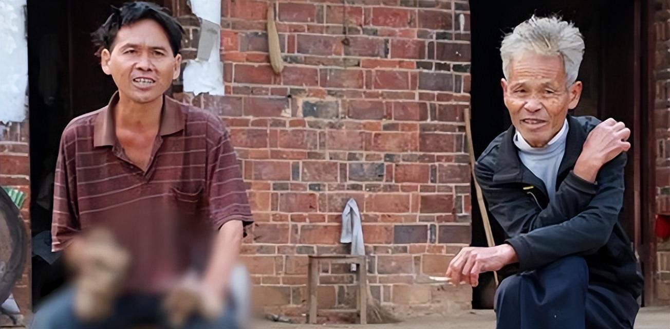 "树人"刘忠文:双手长满树枝,生活无法自理,饭来张口衣来伸手