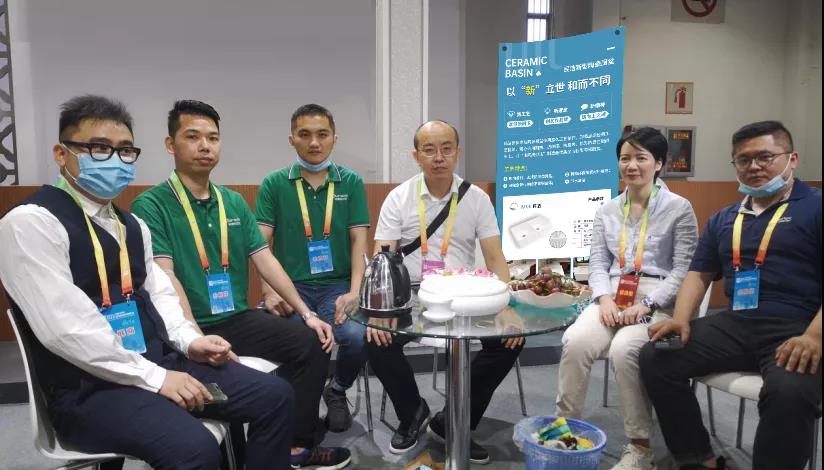 潮安区副区长吕莹(右二)考察民洁展位 民洁新型陶瓷水槽 3018/ 3318a