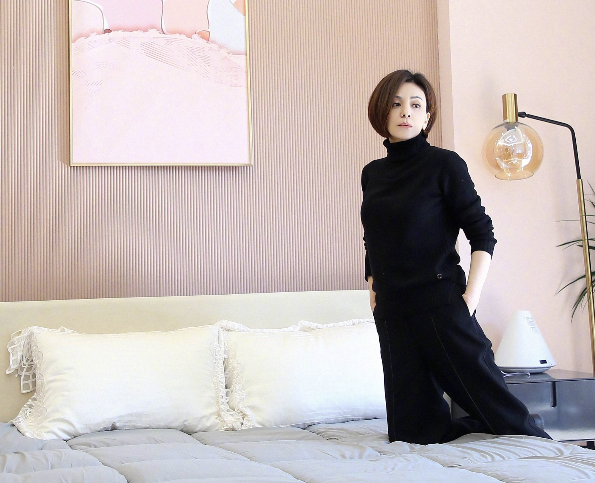 51岁的王琳瘦到脱相,穿白色西服套装飒酷有范,皱纹暴露真实年龄