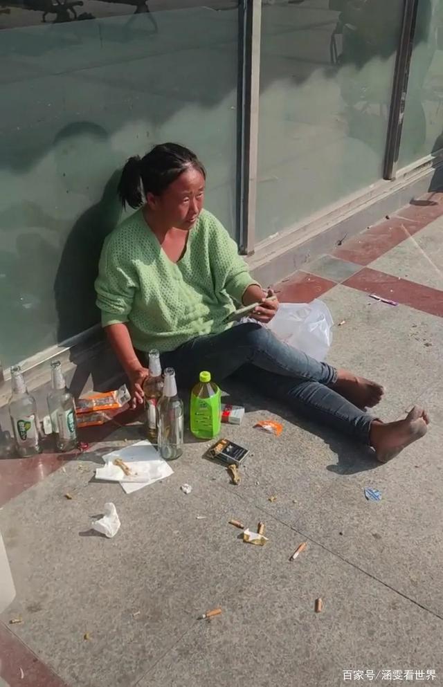 帮她还是害她?流浪在东莞街头的湖南女子,每天都有人给送她烟酒