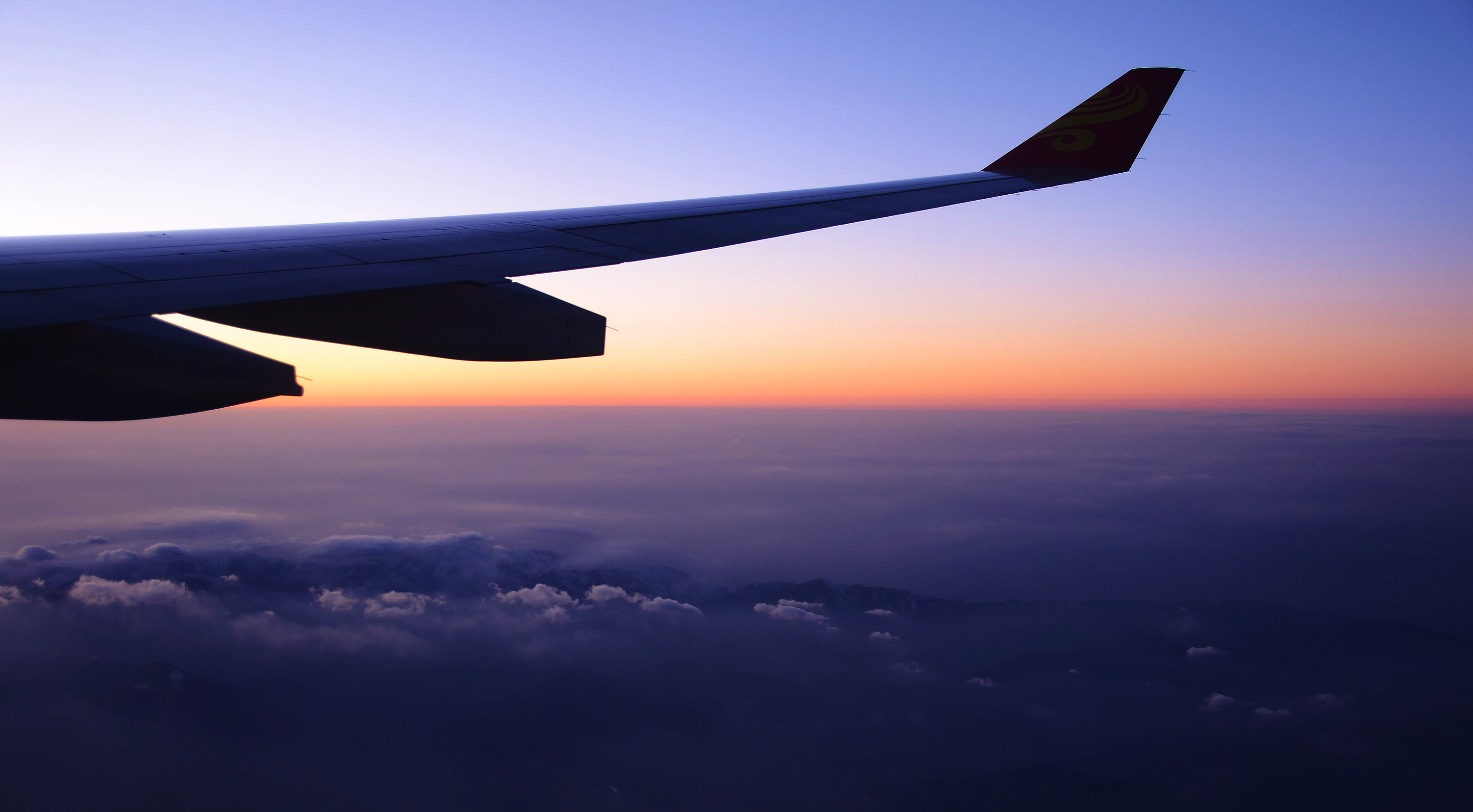 飞机在降落的过程中,机翼上的板子会升起,它的作用什么呢?