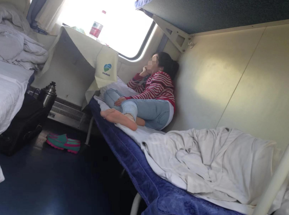 女子坐火车卧铺被男子直视一小时称硌得慌,车务说:没法限制!