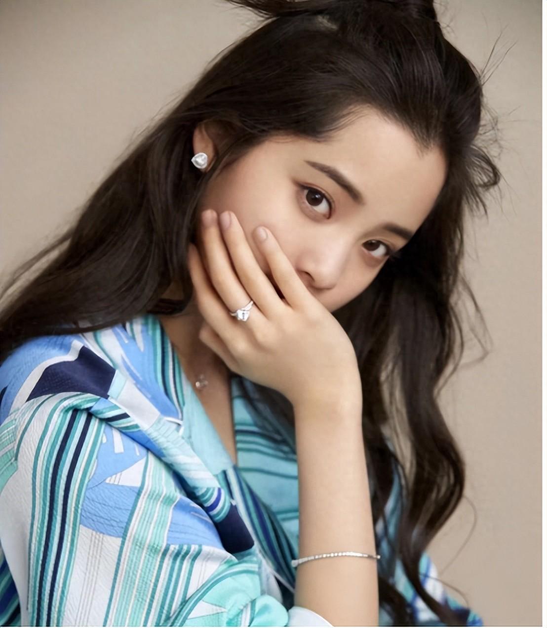 娱乐圈女星齐翻车,吴昕营销"柳叶腰",欧阳娜娜猫咪纹浮夸!