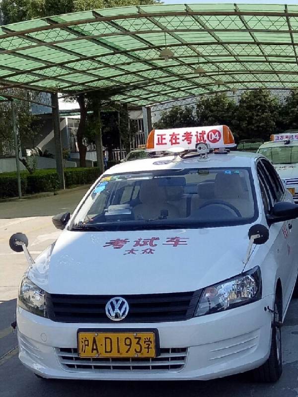 原来"教练车"和"考试车"这么大区别!网友:怪不得自己总挂科