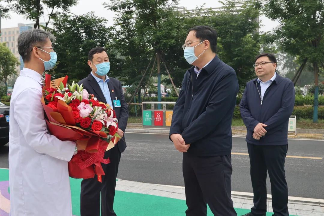 驻马店市副市长孙继伟看望慰问优秀科技工作者