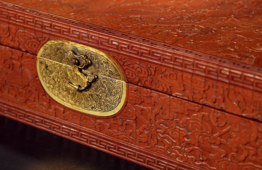 清乾隆 贴竹簧嵌铜鎏金灵芝纹扣暗八仙海水云龙纹书盒 (lot 3304)