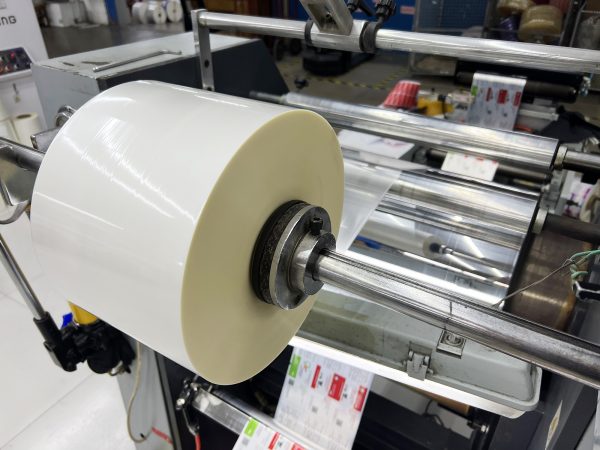 单张纸不干胶标签有两种覆膜方式:即涂复合——在覆膜机上完成