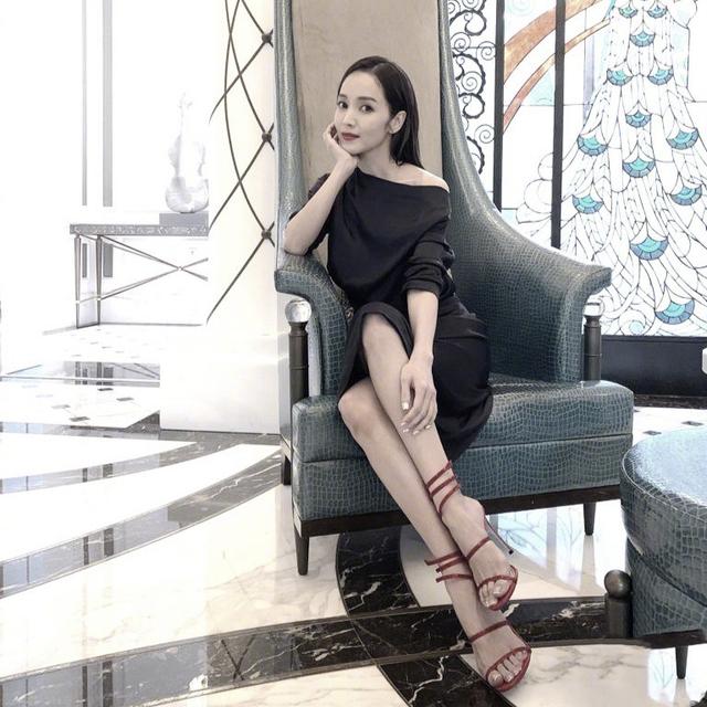 侯佩岑越来越时尚,"成熟风"优雅时髦,在她脸上完全看不出年龄