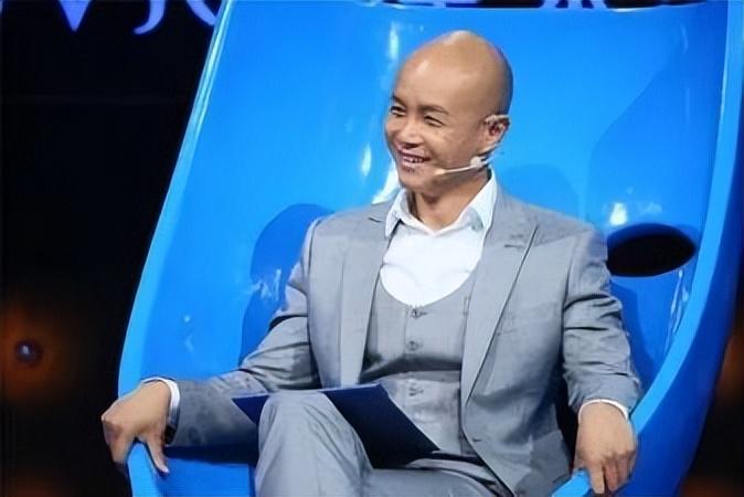 48岁主持人乐嘉现状:移居美国,喝天价矿泉水,过着豪华生活!