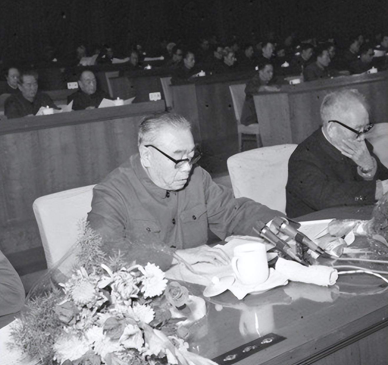 谭震林的地位就更不用说了，1927年，毛主席率领井冈山部队攻克茶陵，谭震林被推选为茶陵工农兵政府主席，并任工会主席。