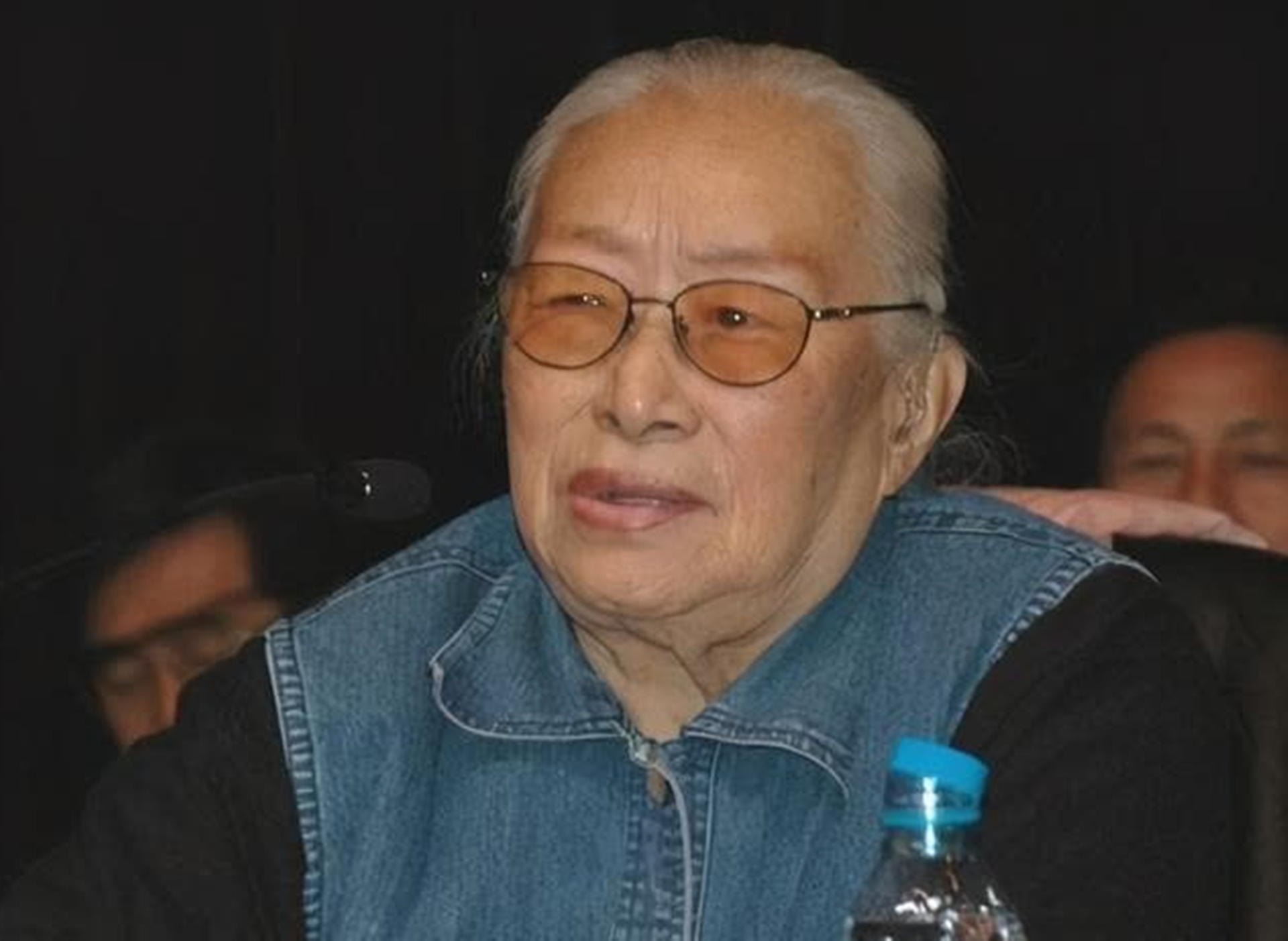 回顾陈赓去世31年后妻子傅涯要去台湾见亲人下飞机后为之一震