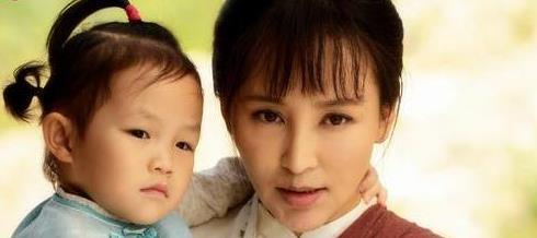 岳丽娜25岁为丈夫在地下室连生3子,今45岁过成这样
