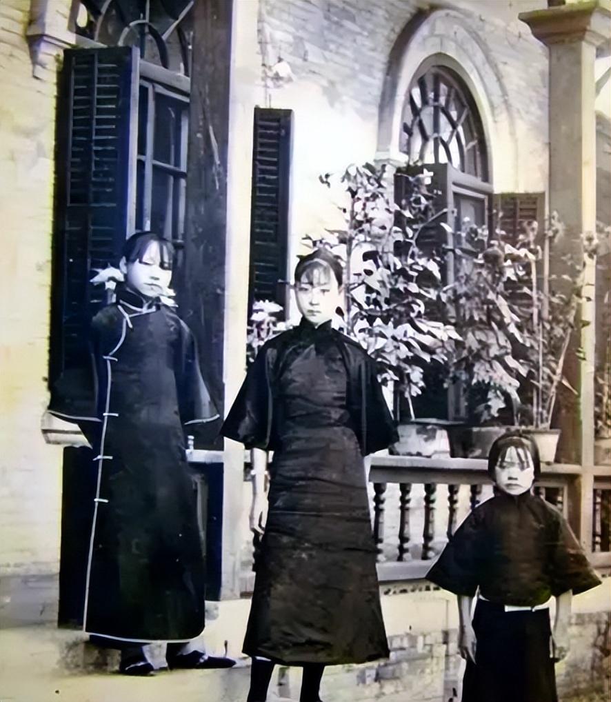 16岁傍上川南王的凌君如,晚年却身穿一件大红破毛衣,四处流浪