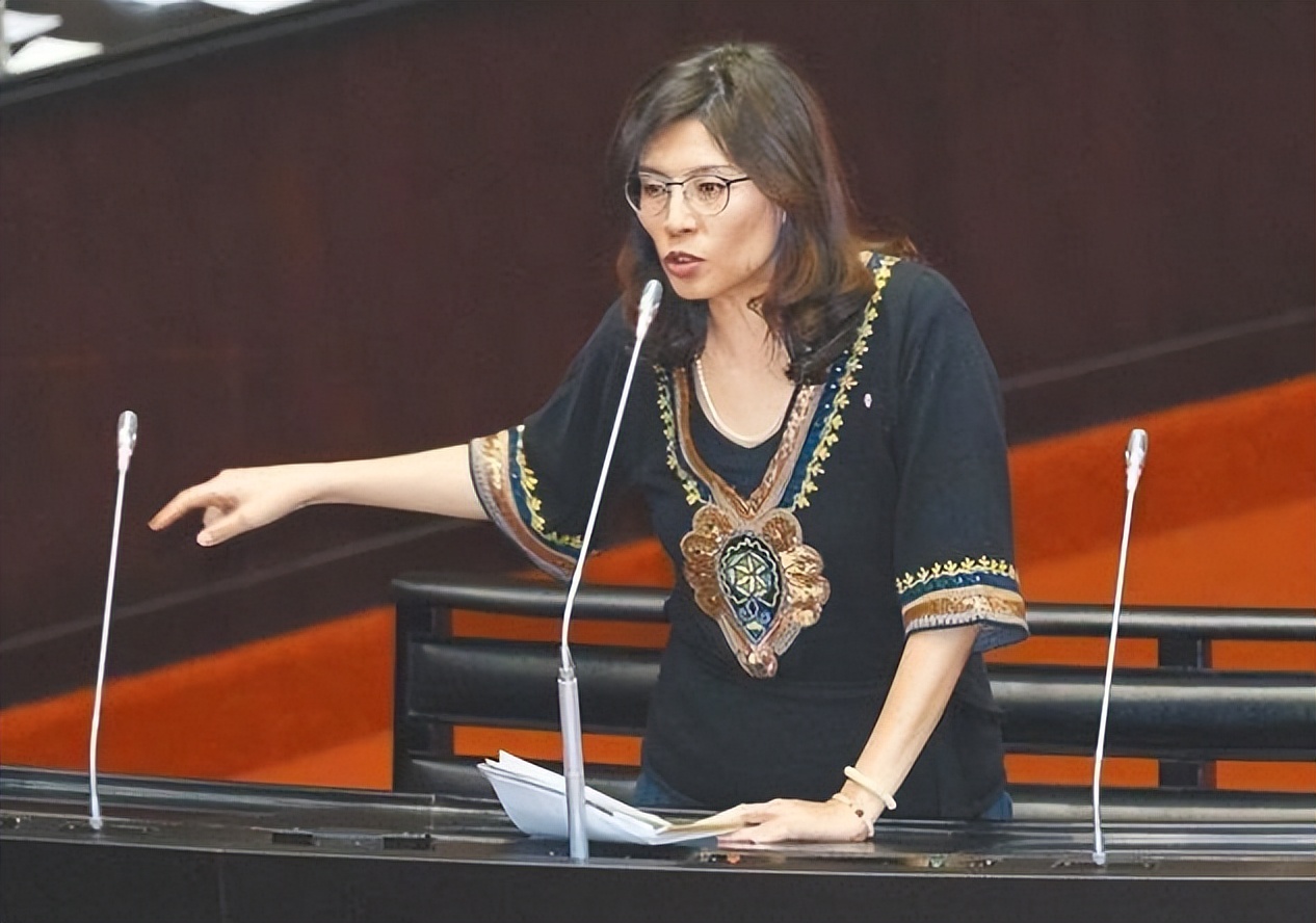 台湾名嘴郑丽文:两岸一旦开战,大陆会被拖垮一半,经济倒退30年