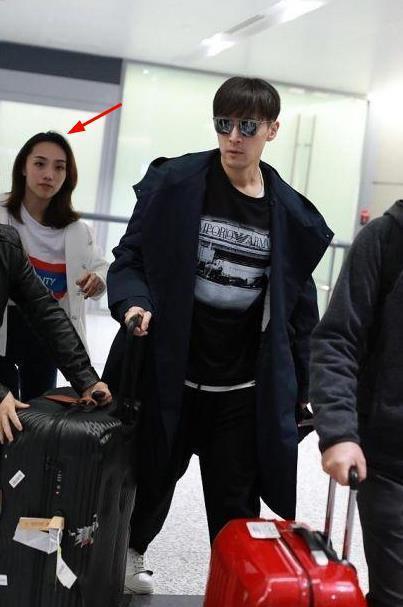 胡歌女儿满百天,一出生就享受众星捧月般宠爱