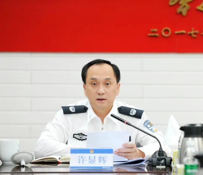 许显辉在厅党委理论学习中心组(扩大)会上强调:坚持政治建警 夯实思想