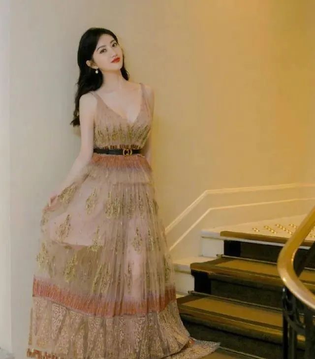 景甜蹲厕所化妆真"拉风",穿超短包臀裙女神风范不减当年!