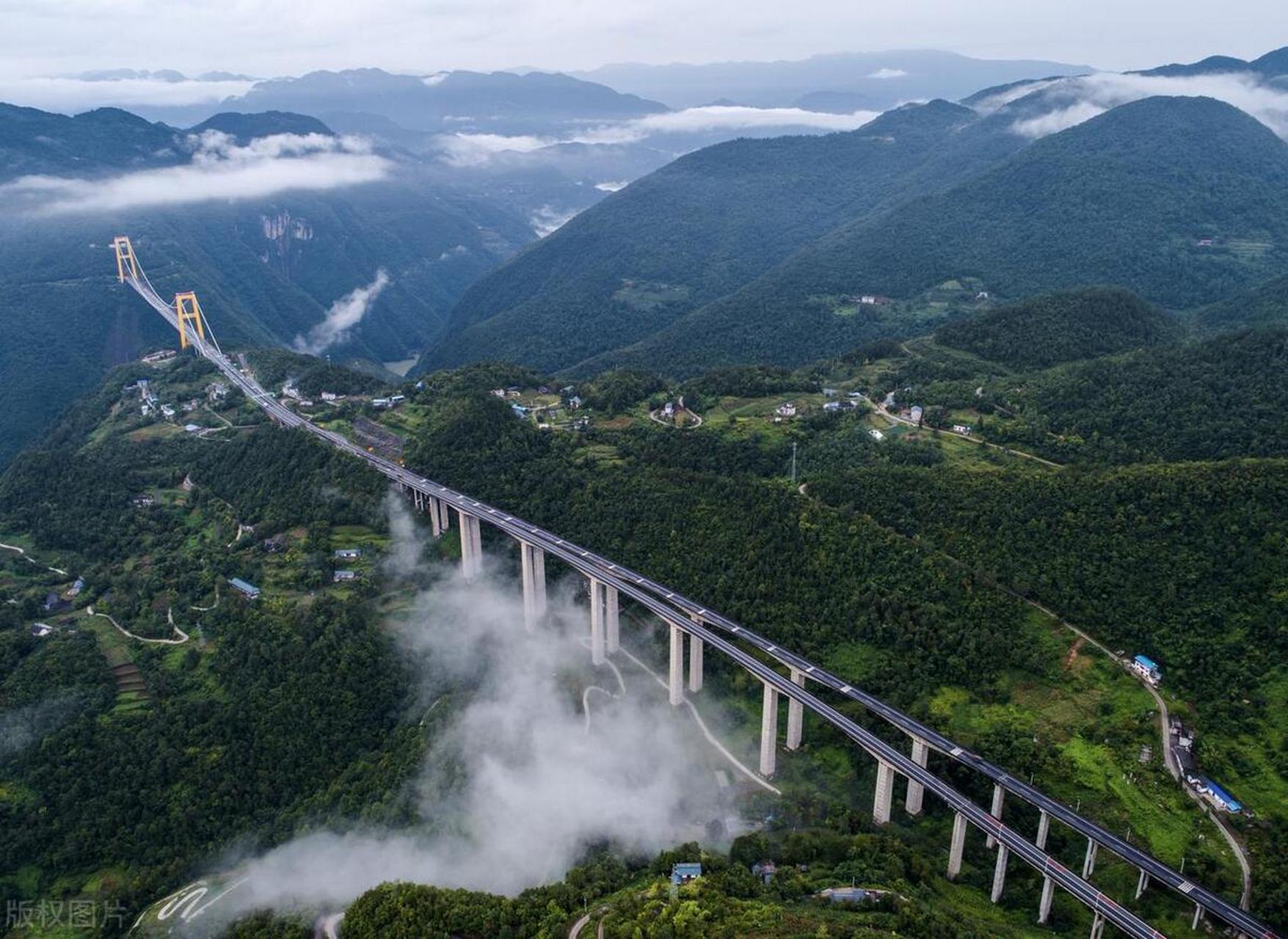 中国用火箭造桥,四渡河大桥是世界上难度最大,规模最大的山桥.