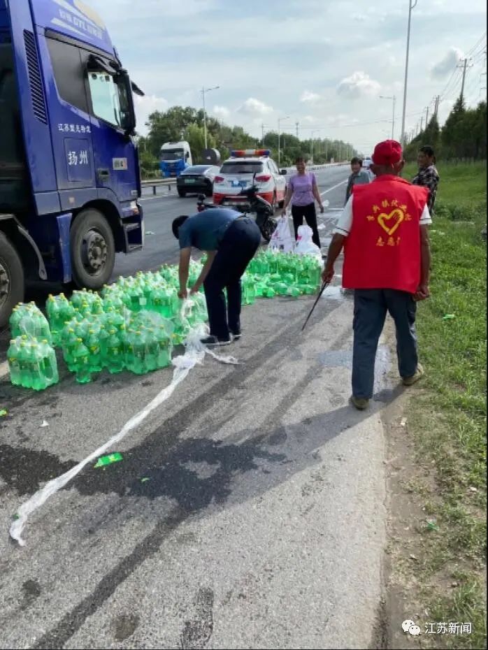 热点|数千瓶汽水散落在公路上，令人意想不到的一幕发生了……