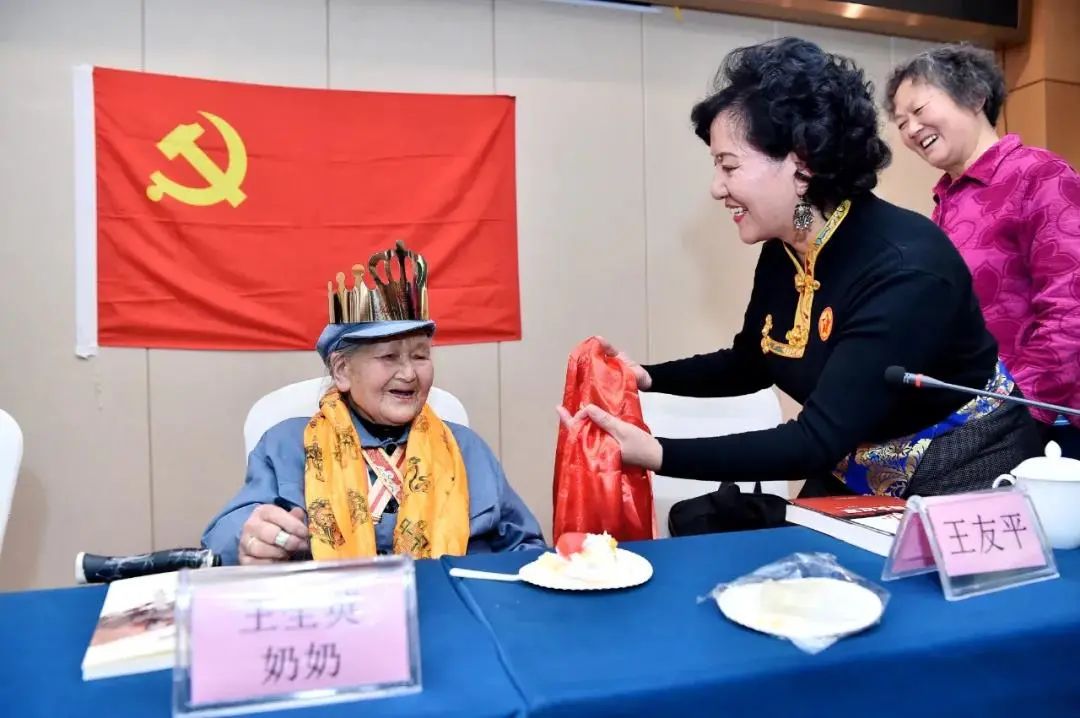 建党百年|慰问与党同龄长征女红军王全英